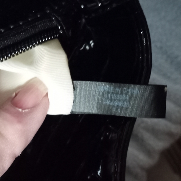 Guess crocodile embossed PVC Vinyl black tote w/shoulder straps clean interior - Picture 12 of 16